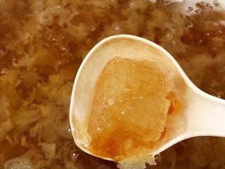 10、女人不可或缺的养颜羹,加入适量黄冰糖