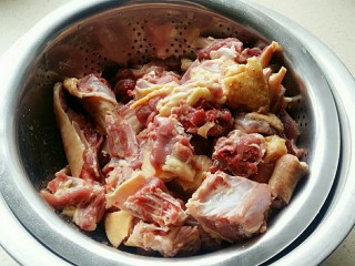 1、【啤酒鸭】,主料——鸭子切块，用沥水盆乘着，越干越好。