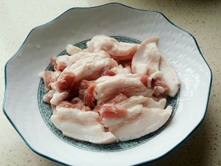 2、【啤酒鸭】,五花肉切片。因土鸭脂肪不多，配上五花肉鸭肉不干结。