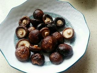 3、【啤酒鸭】,香菇水泡发