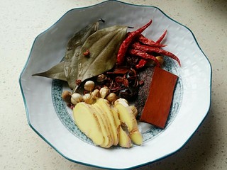 4、【啤酒鸭】,所有香料洗干净，姜切片