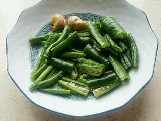 5、【啤酒鸭】,青椒洗净，切块状。有红椒切一样的，今天没有