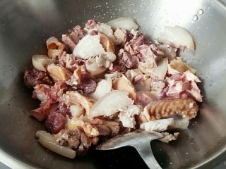 7、【啤酒鸭】,炒五花肉，稍出油，入鸭子同炒