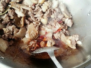 8、【啤酒鸭】,在有油区域炒豆瓣，豆瓣炒香后加料酒，生抽等