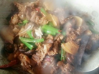 11、【啤酒鸭】,此时，锅内水份尚未全干，加入青椒，盐调味至所有食材全熟。