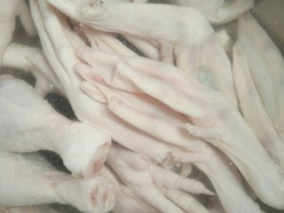 1、卤盐焗香辣鸭爪,鸭爪用冷水泡一下。