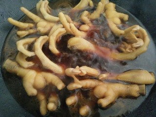 2、卤盐焗香辣鸭爪,全部调味料加水煮开放鸭爪下去卤，煮开了然后慢慢煮，煮的时间越长颜色越好看，鸭爪卤的时间要久一点，要不咬不动。