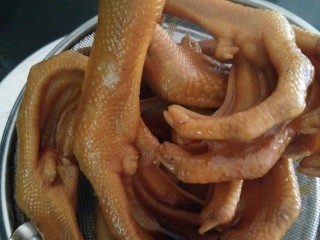3、卤盐焗香辣鸭爪,卤好的鸭爪颜色非常好看，味道也好看，简单易做。