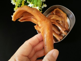 4、卤盐焗香辣鸭爪,可以当休闲小吃、好友聚会、、、、、、通通都可以，搭配啤酒更是酣畅淋漓。