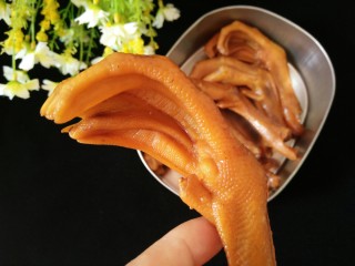 5、卤盐焗香辣鸭爪,成品