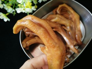 6、卤盐焗香辣鸭爪,成品