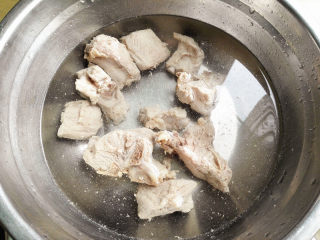 2、排骨煲,再用清水冲洗干净，