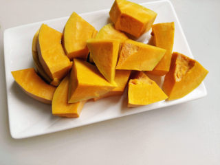 10、排骨煲,南瓜去皮，切成与排骨差不多大的块，