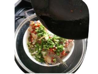 4、剁椒鱼头,锅内放少许油，烧热往鱼头上浇油！滋滋的声音????