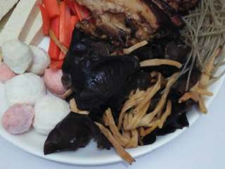 1、暖暖的河南豫菜#杂烩菜#十#乐享双节#,食材准备1:炸豆腐、白豆腐、煸朵、丸子、粉条、回锅肉、胡萝卜、黑木耳、黄花菜。