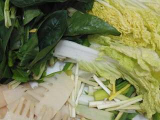 2、暖暖的河南豫菜#杂烩菜#十#乐享双节#,食材准备2:冬笋、娃娃菜、菠菜以及葱姜蒜。
