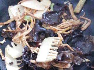 4、暖暖的河南豫菜#杂烩菜#十#乐享双节#,起锅放入植物油，炒香葱姜蒜，倒黑木耳、黄花菜、冬笋(切片)等一起翻炒…。