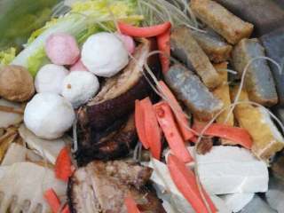 5、暖暖的河南豫菜#杂烩菜#十#乐享双节#,各种食材均装入汤锅，摆好。