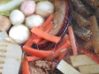 6、暖暖的河南豫菜#杂烩菜#十#乐享双节#,经调味味的清汤倒入汤锅内。