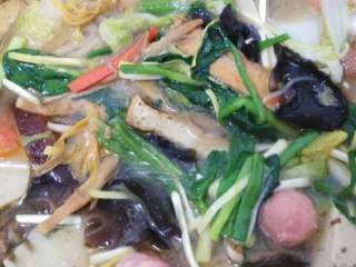 7、暖暖的河南豫菜#杂烩菜#十#乐享双节#,然后烧煮(开锅后)8分钟，加入菠菜、葱、蒜苗、蒜黄、胡椒粉、香油，即成，Ok。