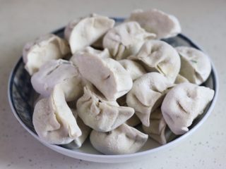 1、脆底煎饺（速冻饺子的救星）,准备一盘饺子，新鲜的或者速冻的都可以