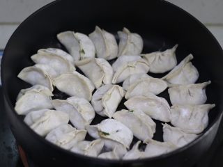 3、脆底煎饺（速冻饺子的救星）,依次排进饺子，每个饺子底下都要保证沾上食用油，不然可能会烧焦哦