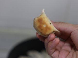 4、脆底煎饺（速冻饺子的救星）,盖上盖子，中小火煎至底部微黄，即图中状态，注意别上色过深