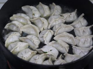 5、脆底煎饺（速冻饺子的救星）,倒入半碗清水，至少要过饺子的一半，如果是新鲜的饺子可以减少一些水的用量