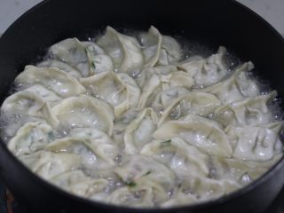 6、脆底煎饺（速冻饺子的救星）,盖上锅盖中火焖煮