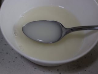 7、脆底煎饺（速冻饺子的救星）,期间准备面粉水，面粉水的粉水比例（1比10）搅拌均匀无颗粒