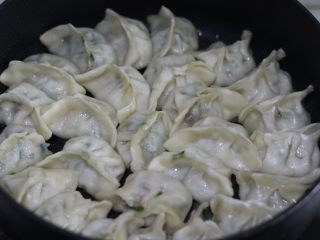 8、脆底煎饺（速冻饺子的救星）,锅里的饺子烧到水分基本蒸发，饺子轻微膨胀，饺子皮变透明时（即图中状态）