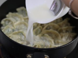 9、脆底煎饺（速冻饺子的救星）,均匀的画圈淋入步骤7中的面粉水