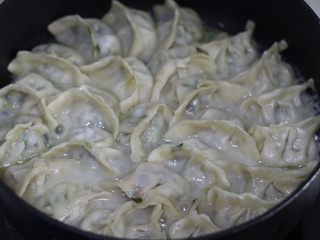 10、脆底煎饺（速冻饺子的救星）,保持中小火加热