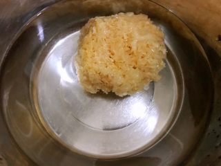 1、养颜羹,雪耳一朵重新干净后加水泡发