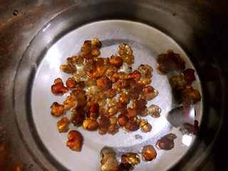 2、养颜羹,桃胶加水泡发