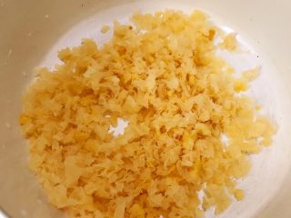 6、养颜羹,泡发好的雪耳用刀剁碎，剁的越碎越容易出胶