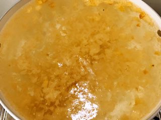 8、养颜羹,大火烧开后，转小火慢慢熬30到40分钟（加盖的话要在锅沿上垫一根筷子再加盖，不然会扑锅哦）