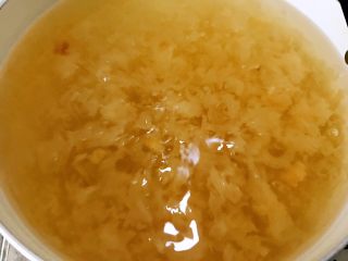 9、养颜羹,等雪耳炖煮粘稠后