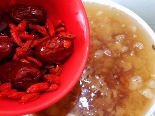 12、养颜羹,加入淘洗干净的红枣和枸杞