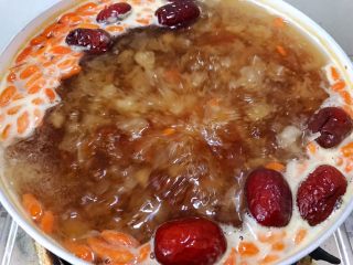 14、养颜羹,小火炖煮20分钟就可以了