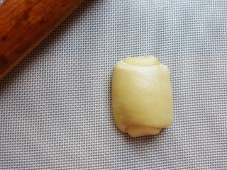 11、芝麻烧饼,11．将卷好的面团，取一个压扁擀开成长条。