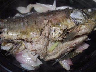 2、石锅鱼,7.将煮熟的鱼放在洋葱丝上