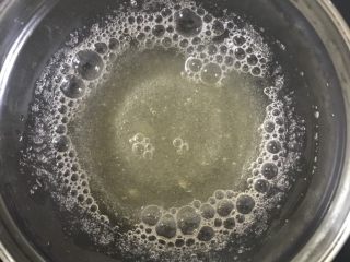 5、蓝莓酸奶慕斯,把软化的15克吉利丁片用20克清水隔水加热融化