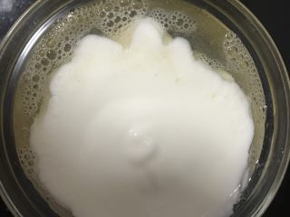 6、蓝莓酸奶慕斯,倒进酸奶里搅拌均匀,放在一边备用