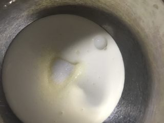 7、蓝莓酸奶慕斯,淡奶油里加入15克糖,用电动打蛋器高速打发