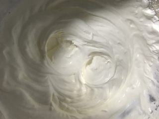 8、蓝莓酸奶慕斯,打到出现纹路即可(这时的状态大概6分发)