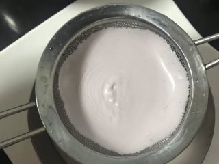 11、蓝莓酸奶慕斯,慕斯糊过筛,倒入慕斯圈里