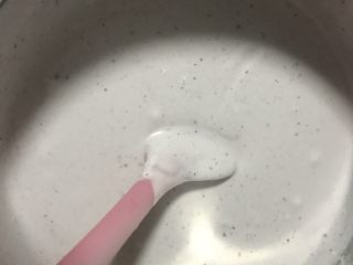 10、蓝莓酸奶慕斯,酸奶吉利丁糊也倒入淡奶油,用翻拌的手法拌匀,慕斯糊就做好了