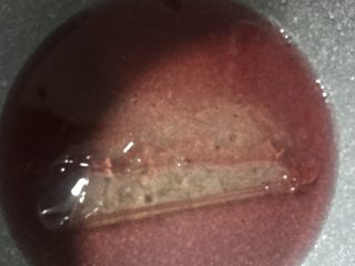 14、蓝莓酸奶慕斯,加入剩下的一片吉利丁片