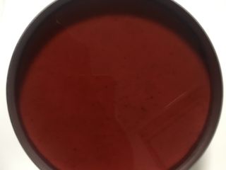 16、蓝莓酸奶慕斯,把镜面倒入已经冻成固体的慕斯层,继续放入冰箱,冷藏4小时以上(我一般会把它冷藏一夜)